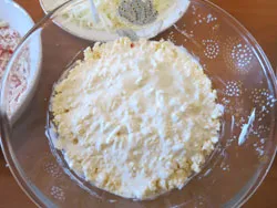 Salata cu bastoane crab, ouă, brânză și castravete - prospețime (ouă) Salata cu bastoane crab, ouă, brânză și castravete - prospețime