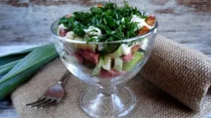 Salata cu cârnați și castravete rețete afumate cu fotografii (proaspete) Salata cu cârnați și castravete rețete afumate cu fotografii
