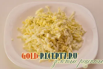 Salata cu crab bastoane 4 rețetă pe o masă festivă