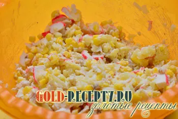 Salata cu crab bastoane 4 rețetă pe o masă festivă