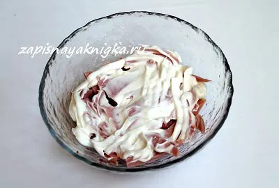Salata cu cârnați castravete și brânză