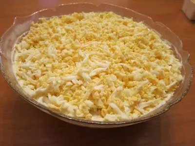 Salata cu bastoane crab, ouă, brânză și castravete - prospețime (ouă) Salata cu bastoane crab, ouă, brânză și castravete - prospețime