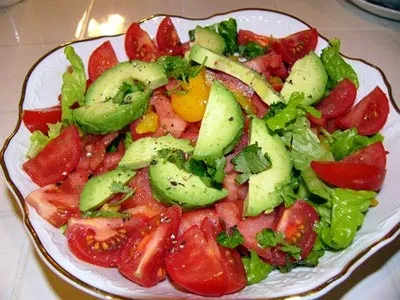 salata de castraveti prezente pe mesele anului