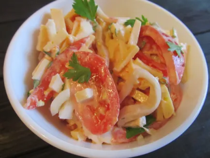 salata de Squid cu roșii și brânză