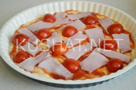 Pizza cu șuncă, brânză și roșii