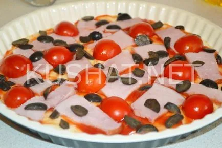 Pizza cu șuncă, brânză și roșii