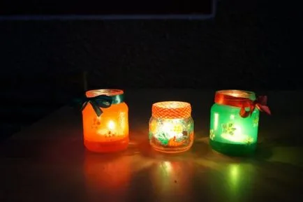 Candelabre cu mâinile lor în pahare, lemn, cutii de conserve, ipsos, sticle de plastic (pas cu pas