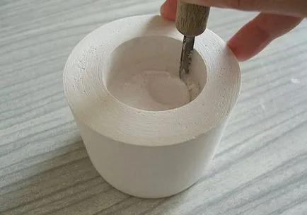Candelabre cu mâinile lor în pahare, lemn, cutii de conserve, ipsos, sticle de plastic (pas cu pas