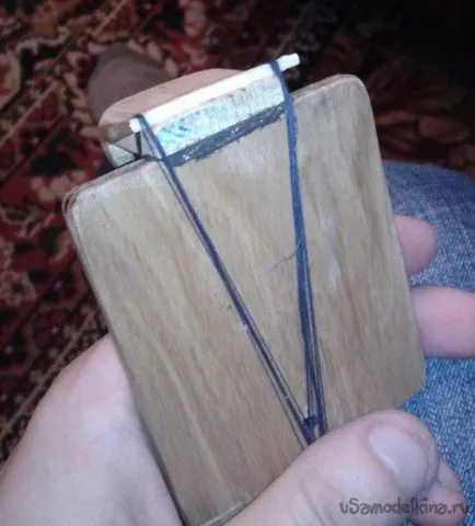 Suport telefon de lemn cu mâinile lor