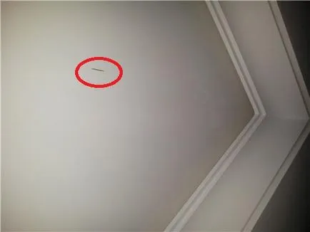 Tăietura unui plafon stretch, care fac propria lor (cut) Tăietura unui plafon stretch, care fac propria lor