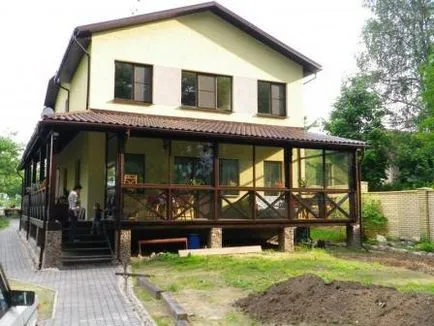 Clădirile lângă casa ei cu mâinile lor (lor) Clădirile lângă casa ei cu mâinile lor