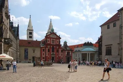 Privire de ansamblu asupra Castelul Praga, harta, bilete, cum se ajunge acolo (Catedrala Sf Vitus) Privire de ansamblu asupra Castelul Praga, harta, bilete, cum să obțineți