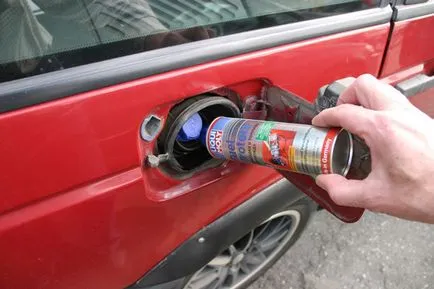 Explică modul de a îndepărta apa din combustibil, astfel încât să nu strice motorul