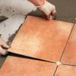 Repararea de țiglă pe podea, cu mâinile lor de la profesioniști (podea) Repararea de țiglă pe podea, cu mâinile lor de la profesioniști