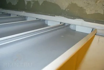 Cremalieră și pinion tavan în baie cu mâinile lor (plafon raft în baie) Cremalieră și pinion tavan în baie cu mâinile lor