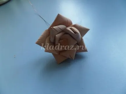 Rose din scoarță de mesteacăn cu mâinile lor (Natalia) Rose din scoarță de mesteacăn cu mâinile lor