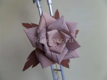 Rose din scoarță de mesteacăn cu mâinile lor (konduktorova) Rose din scoarță de mesteacăn cu mâinile lor