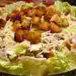 salata Caesar cu pui și cireșe roșii