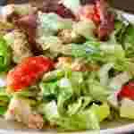 salata Caesar cu pui și cireșe roșii