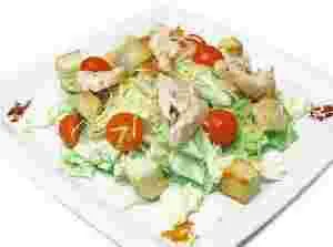 salata Caesar cu pui și cireșe roșii
