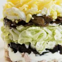 Salata verde, prune și ciuperci (fierbe apă sărată) Salata cu prune uscate și ciuperci