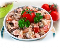 Salata cu rosii si carnati
