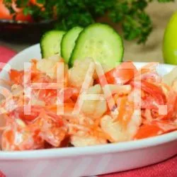 Salata cu crutoane, roșii și brânză