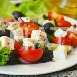 Salata cu crutoane, roșii și brânză