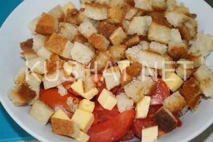 Salata cu crutoane, roșii și brânză