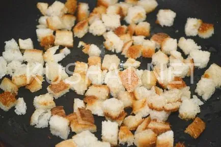 Salata cu crutoane, roșii și brânză