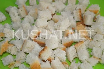 Salata cu crutoane, roșii și brânză