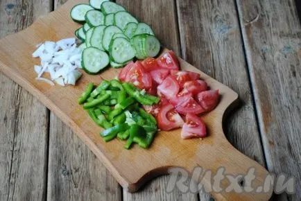 Salata cu crutoane, roșii și castraveți - reteta cu o fotografie