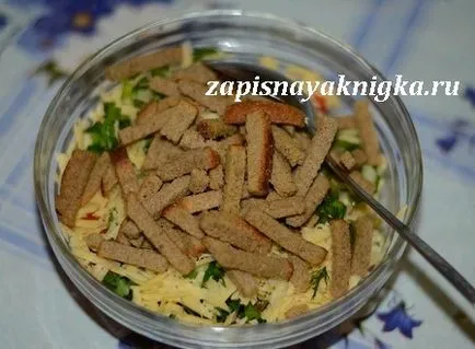 Salata cu crutoane și roșii