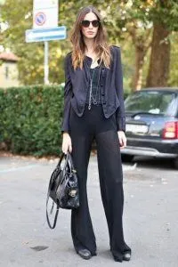 Din ceea ce sa poarte clopot fund de moda sfaturi și 50 de exemple din fotografie (pantaloni negri evazată) Din ceea ce sa poarte clopot fund de moda sfaturi și 50 de exemple din fotografie