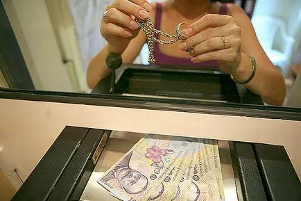Mână peste aur la o livrare magazin de amanet de metale prețioase, cât de mult pentru a vinde bijuterii de garantare Preț