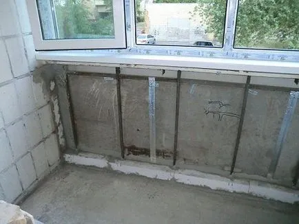 Fantele de pe balustrada balcon și între perete și garnitura similare (fantă) Fantele de pe balcon între perete și gard precum și decât reparate