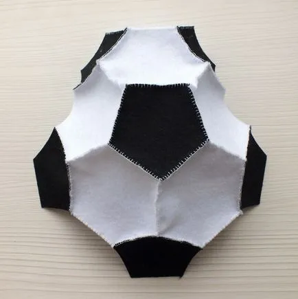 Coase o minge de fotbal din pâslă - Masters Fair - manual, manual (simțit) Coase o minge de fotbal din pâslă - Masters Fair - manual, lucrate manual
