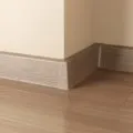 Adeziv special pentru panouri din plastic și utilizarea acestuia