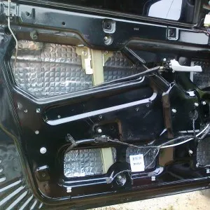 Izolat fonic Ford Focus 2 cu mâinile lor (lor) Izolat fonic Ford Focus 2 cu propriile lor mâini
