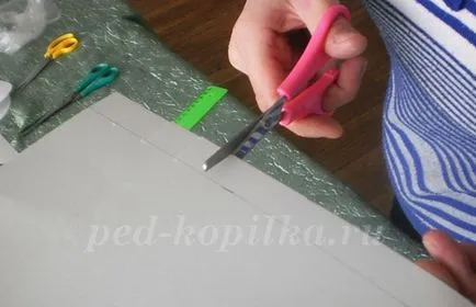 Hat din carton cu mâinile lor