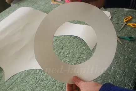 Hat din carton cu mâinile lor
