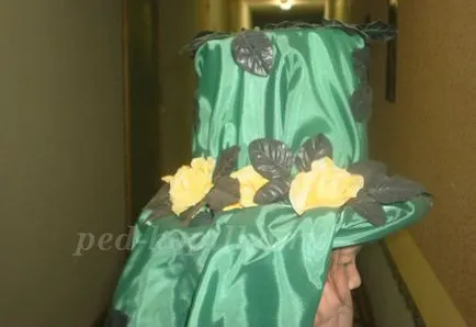 Hat din carton cu mâinile lor