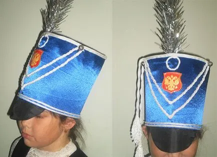 Hat din carton cu mâinile lor