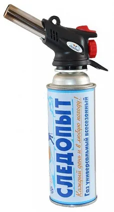 Palmele pentru a pulveriza arzătorul cu gaz (gaz) Cu mâinile pe arzătorul cu gaz canistrei