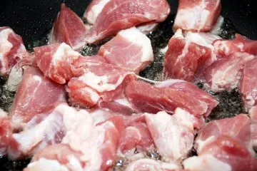 Porc cu ceapă prăjită într-o tigaie