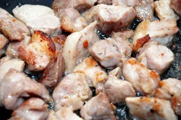 Porc cu ceapă prăjită într-o tigaie