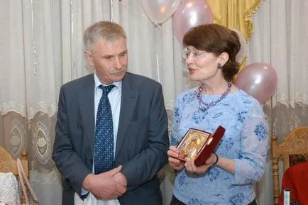 Soacră la felicitări de nunta, dans cu fiul ei că ea a fost prezentă (în-lege) Soacră la felicitări de nunta, dans cu fiul ei că ea da