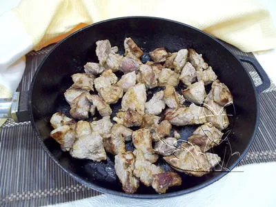 Cartofi la cuptor cu carne - fel de mâncare bogată în cuptor