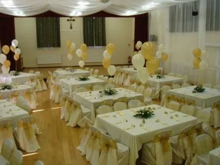 Decorarea sălii la bal în școală de baloane, flori, postere (evacuare) Decorarea sălii la bal în școală de baloane, flori, postere