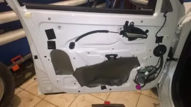 Instalarea de radio și difuzoarele în ușă Lada Vesta